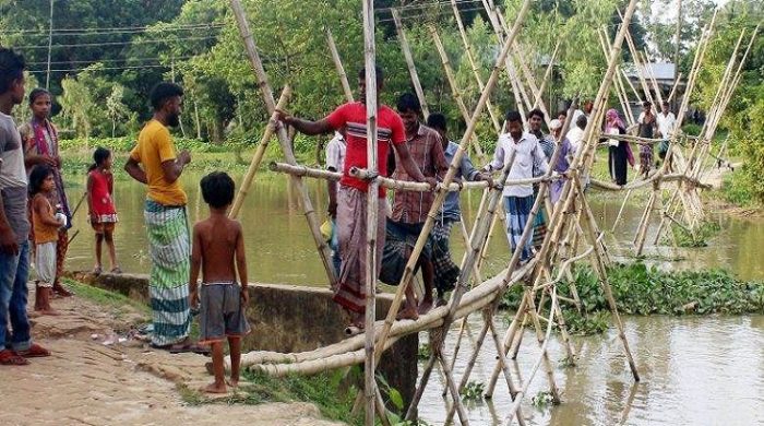 ঝিনাইদহ মহেশপুরে ৬ গ্রামে চলাচলের ভরসা বাঁশের সাঁকো