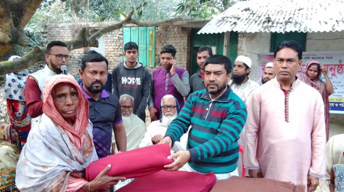 কোলা জ্ঞান অন্বেষণ সমাজ কল্যাণ সংঘের শীতবস্ত্র বিতরণ