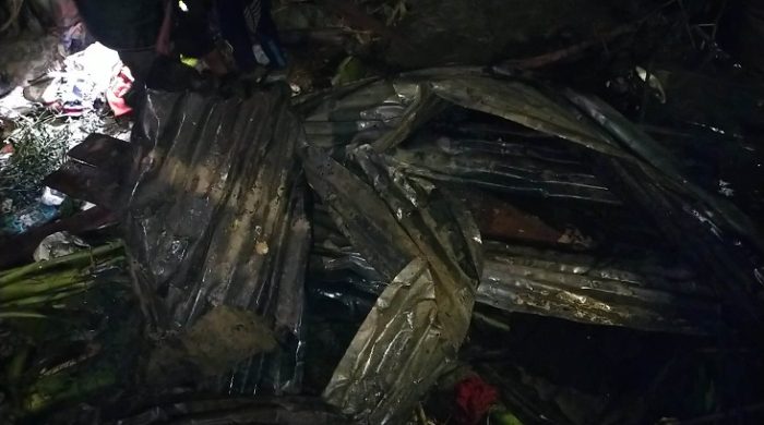 গাংনীতে আগুনে পুড়ে ছাই দিনমজুরের বসতবাড়ি