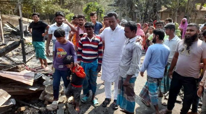 গাংনীতে দুই দিনমজুরের পাশে চেয়ারম্যান সোহেল