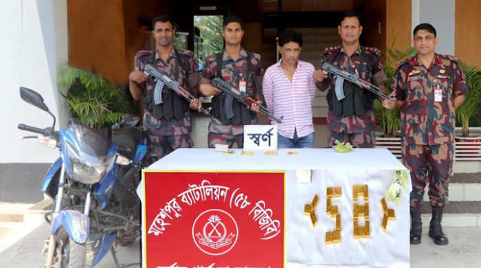 দর্শনায় সাড়ে ৪ কেজি স্বর্ণের বারসহ চোরাকারবারি আটক
