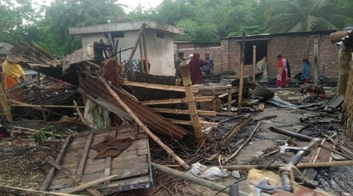 গাংনীর দুটি স্থানে অগ্নীকান্ডে নগদ টাকাসহ মালামাল ভষ্মিভুত