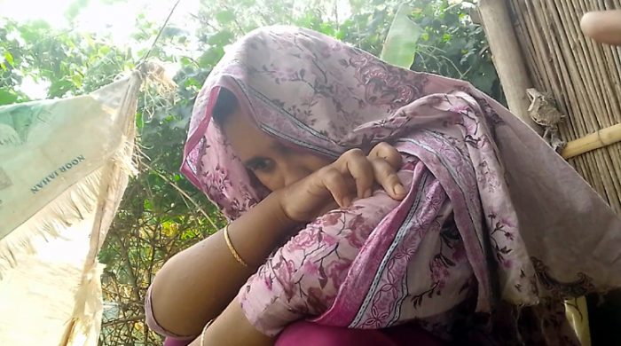 ইজ্জতের দাম নিতে গাংনীতে প্রেমিকের বাড়িতে প্রবাসীর স্ত্রীর অনশন