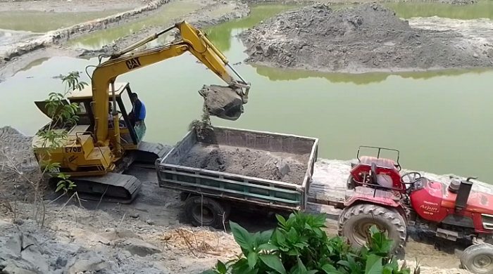 মেহেরপুরে পুকুর সংস্কারের নামে চলছে অবৈধভাবে বালু উত্তোলন