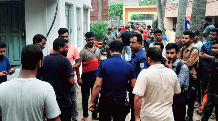 কুষ্টিয়ায় অপারেশন থিয়েটারে রোগীর মৃত্যুতে চিকিৎসককে মারধর