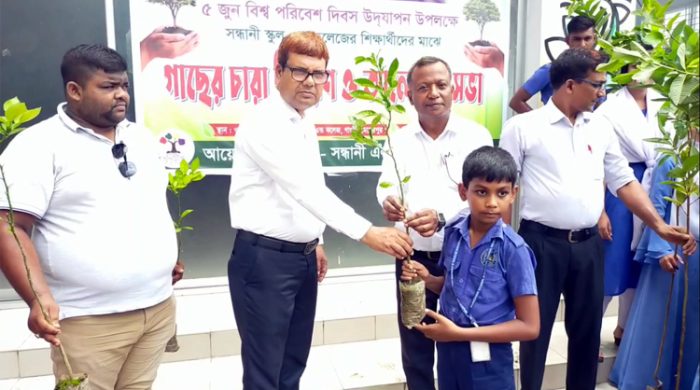 গাংনীতে গাছের চারা বিতরণ