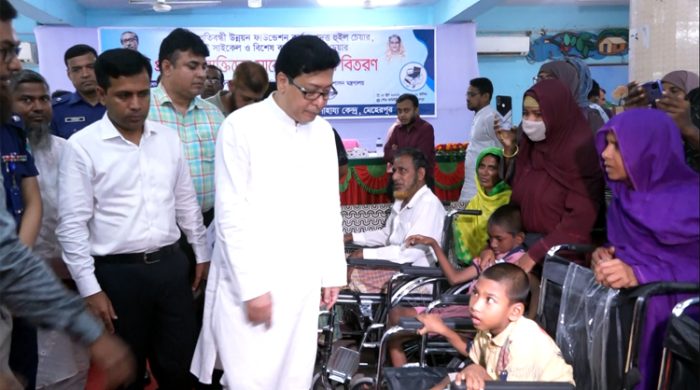 মেহেরপুরে প্রতিবন্ধীর মাঝে হুইলচেয়ার বিতরণ
