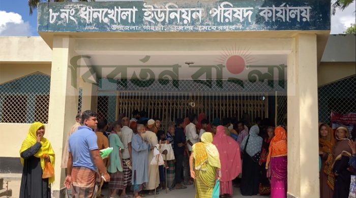 গাংনীতে টিসিবি’র পণ্যে ওজনে কম দিচ্ছে ডিলার