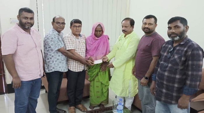 মুজিবনগর প্রত্যাশা ফাউন্ডেশনের অনুদানের চেক বিতরণ