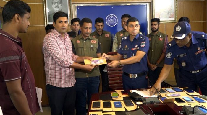 মেহেরপুরে ৩৯টি মুঠোফোন ও নগদ টাকা উদ্ধার