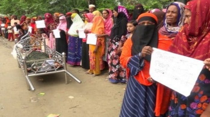 কুষ্টিয়ায় শিক্ষার্থীর আত্মহত্যা, মরদেহ নিয়ে মানববন্ধন