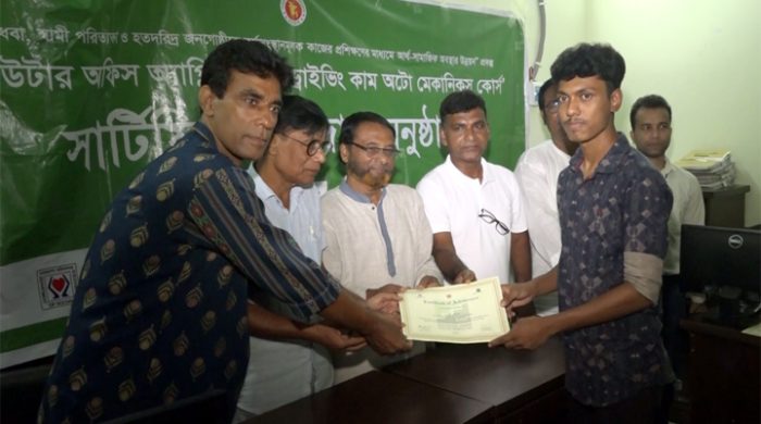 মেহেরপুরে প্রশিক্ষণার্থীর মাঝে সার্টিফিকেট প্রদান অনুষ্ঠিত