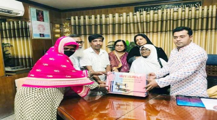 মেহেরপুরে অসহায় এক পরিবারকে সেলাই মেশিন দিলেন মেয়র