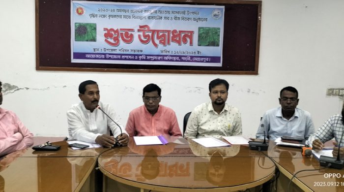 গাংনীতে কৃষকদের মাঝে সার ও বীজ বিতরণ