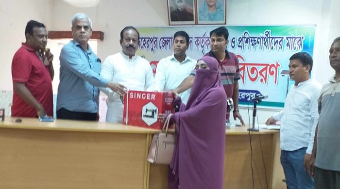 মেহেরপুরে জেলা পরিষদের উদ্যোগে সেলাই মেশিন বিতরণ