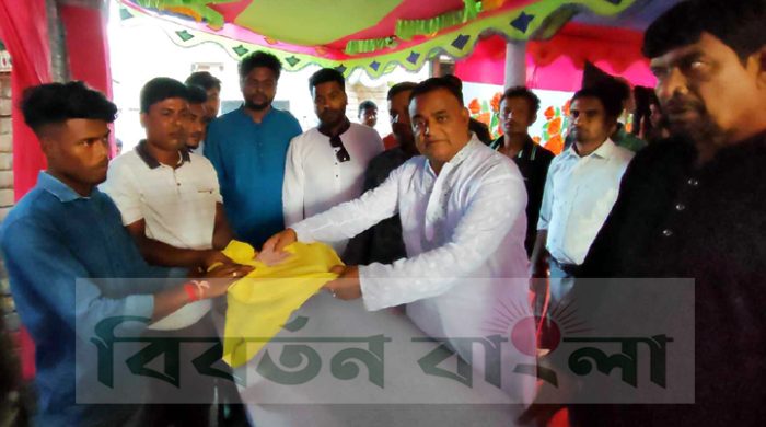 গাংনীতে পূজামন্ডপ পরিদর্শন করলেন মোখলেছুর রহমান মুকুল