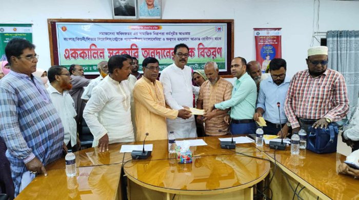গাংনীতে সমাজসেবা কর্তৃক চেক বিতরণ