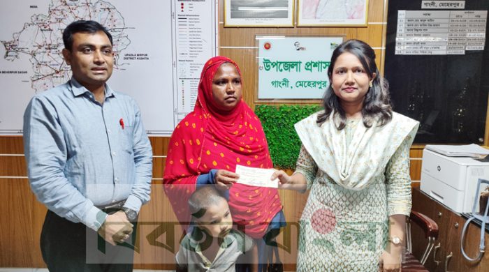 গাংনীতে বজ্রপাতে নিহতের পরিবারকে অনুদানের চেক প্রদান