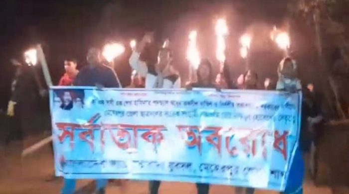 গাংনীতে অবরোধের পক্ষে মশাল মিছিল