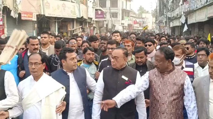 মেহেরপুর-১ (সদর-মুজিবনগর) আসনে স্বতন্ত্র প্রার্থী ও সাবেক সংসদ সদস্য প্রফেসর আবদুল মান্নানের নির্বাচনী প্রচারণার শেষ দিনে পথসভা ও মিছিল অনুষ্ঠিত হয়েছে। মিছিলে অংশ নিতে বৃহস্পতিবার (৪ জানুয়ারি) বিকেলে শহরের কোর্ট চত্বরে দলে দলে মানুষের উপস্থিতিতে গোটা এলাকায় ঢল নামে মানুষের।