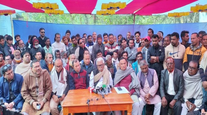 গাংনীতে ভোটারদের হুমকি দেওয়ার অভিযোগে স্বতন্ত্র প্রার্থী মকবুল হোসেনের সংবাদ সম্মেলন