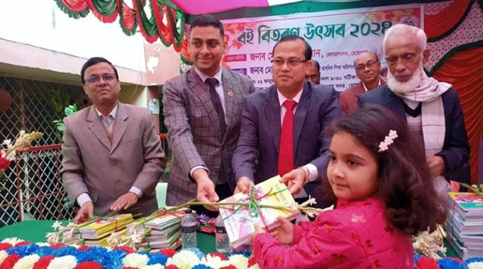 নতুন বইয়ের ঘ্রাণে উচ্ছসীত মেহেরপুরের শিক্ষার্থীরা