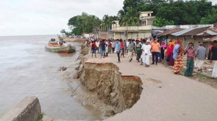 দৌলতপুরে অসময়ে ভাঙ্গনে হুমকির মুখে রায়টা বন্যা নিয়ন্ত্রণ বাঁধ