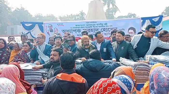মেহেরপুরে জেলা আওয়ামী লীগের শীতবস্ত্র বিতরণ