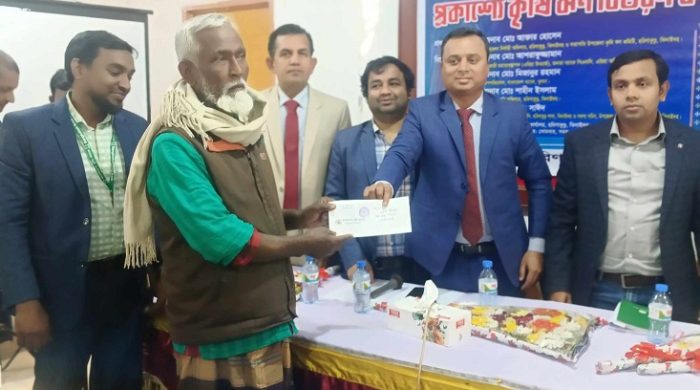 হরিনাকুণ্ডুতে কৃষকদের মাঝে কৃষি ঋণ বিতরণ কর্মসূচি পালিত