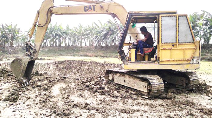 হরিণাকুণ্ডুতে পুকুর খননের নামে চলছে রমরমা মাটির ব্যবসা, নিরব ভুমিকায় প্রশাসন