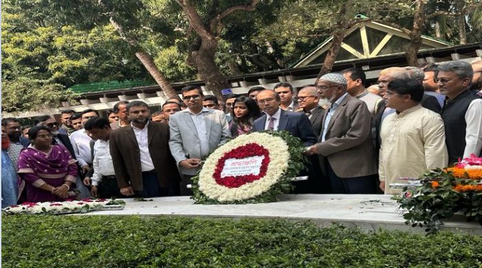 টুঙ্গিপাড়ায় বঙ্গবন্ধুর সমাধি সৌধে প্রধান প্রকৌশলীর শ্রদ্ধা নিবেদন