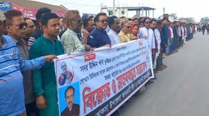 কুষ্টিয়া জেলা আওয়ামী লীগের সভাপতির বহিস্কারের দাবীতে মানববন্ধন