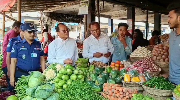 রমজান উপলক্ষে চুয়াডাঙ্গা জেলা প্রশাসন ও পুলিশ প্রশাসনের বাজার মনিটরিং