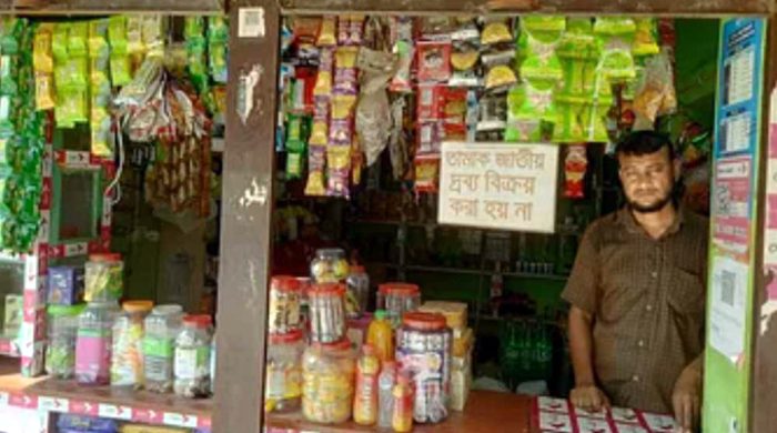 তামাকজাতীয় দ্রব্য বিক্রয় বন্ধে ব্যবসায়ী মুকুলের নোটিশ