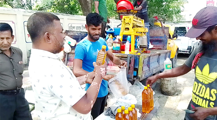 সাড়া ফেলেছে তরুণ উদ্যোক্তা রবিউলের ভ্রাম্যমাণ তেলের ঘানি