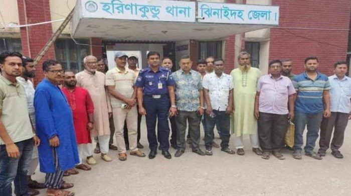 হরিণাকুণ্ডুতে তিনযুগ ধরে চলে আসা সামাজিক বিরোধ নিষ্পত্তির উদ্যোগ নিলেন ওসি জিয়াউর রহমান