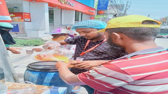 কুষ্টিয়া ব্লাড ডোনার্স ক্লাবের উদ্যোগে বিনামূল্যে ক্যাপ ও শরবত বিতরণ