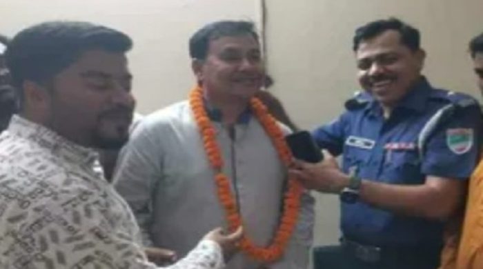 কুষ্টিয়ায় নব-নির্বাচিত উপজেলা চেয়ারম্যানকে ফুলের মালা পরালেন ওসি!