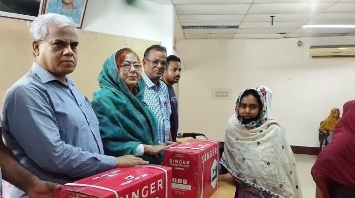 মেহেরপুরে অসহায় মহিলাদের মাঝে সেলাই মেশিন বিতরণ