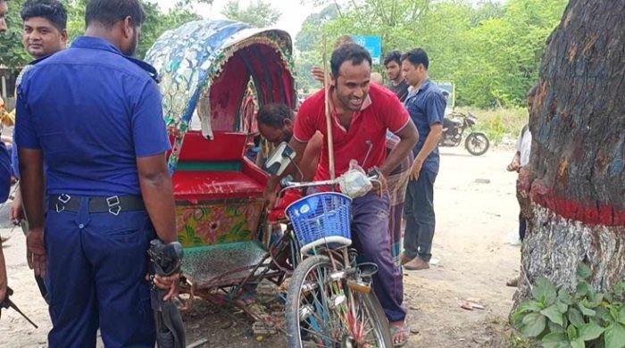 মেহেরপুরে সড়ক দুর্ঘটনায় ৩জন আহত