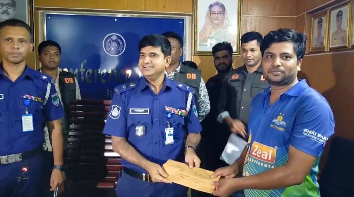মেহেরপুরে মোবাইল ও বিকাশের টাকা উদ্ধার করে দিলো পুলিশ