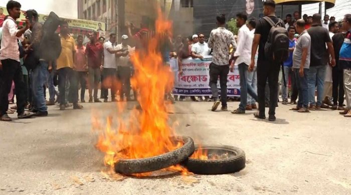 সাংবাদিকের ওপর হামলার প্রতিবাদে কুষ্টিয়ায় সড়ক অবরোধ