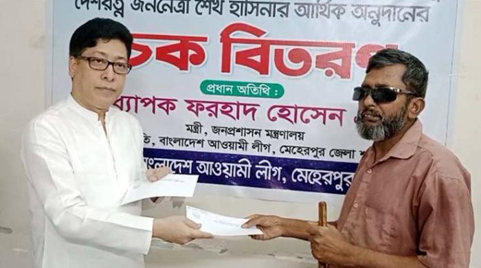 মেহেরপুরে বিভিন্ন রোগে আক্রান্তদের মাঝে অনুদানের চেক বিতরণ