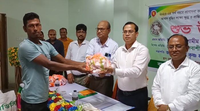 মেহেরপুরে তুলা চাষ উন্নয়নে কৃষকদের মাঝে উপকরণ বিতরণ