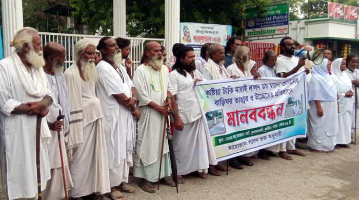 স্বামীর মাজারে থাকতে নির্যাতিত লালন ভক্ত চায়নার মানববন্ধন