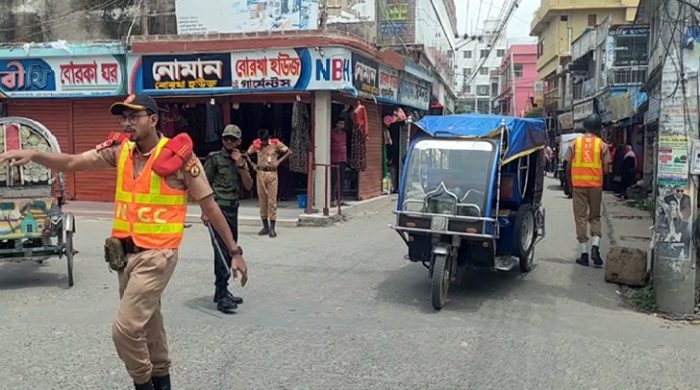 মেহেরপুরে মোড়ে মোড়ে আনসার ও বিএনসিসির ট্রাফিকিং