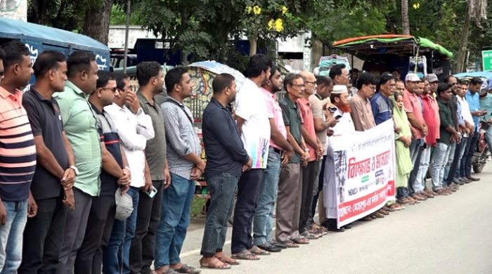 ইস্ট ওয়েস্ট গ্রুপের মিডিয়ায় হামলায় প্রতিবাদে মেহেরপুরে বিক্ষোভ ও মানববন্ধন