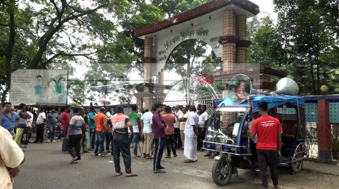 মেহেরপুরে দুই চেয়ারম্যানকে অপসারণের দাবিতে বিক্ষোভ