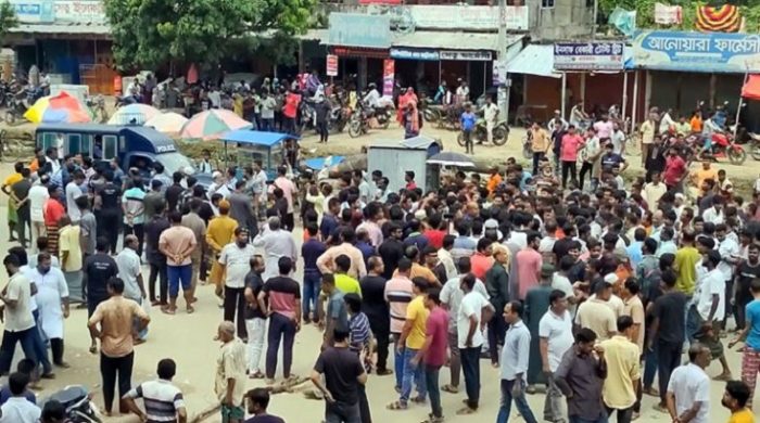 গাংনীতে সড়ক প্রশস্ত করতে ব্যবসায়ীদের সড়ক অবরোধ করে বিক্ষোভ