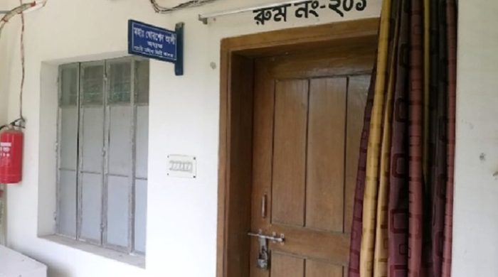 গাংনী মহিলা কলেজের অধ্যক্ষের কক্ষে তালা